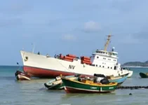 embarcações encalham na Praia da Macumba
