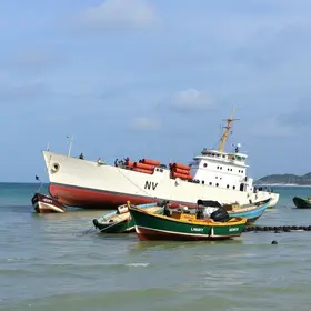 embarcações encalham na Praia da Macumba