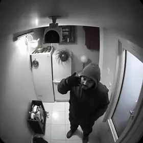 Câmeras mostram assaltantes invadindo a casa de Poze do Rodo