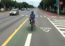 motorista em ciclovia