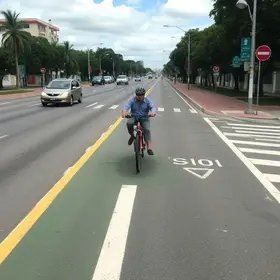 motorista em ciclovia
