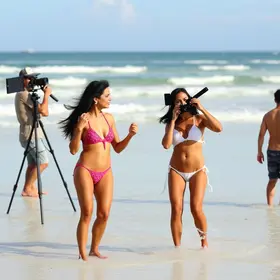 Mariana Rios e Thiago Rodrigues gravando novela em praia no Rio