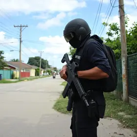 homem armado invade escola